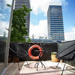 https://sehr-zentral-hell-altbau.hamburg-hotels-de.com